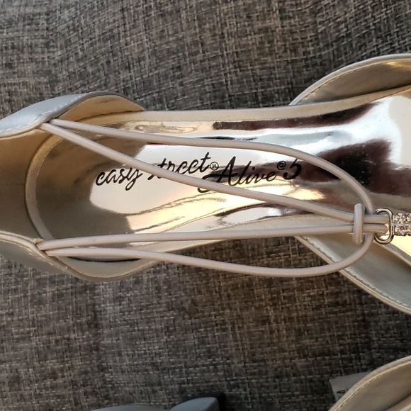 Easy Street Silver Satin Moonlight Dress Pump Size 6 Extra Wide - Picture 8 of 9